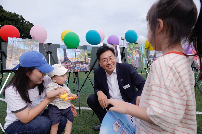 양평군은 지난 14일 가족단위 관람객과 지역 주민의 뜨거운 관심속에 '2025 제8회 아기사진 공모전'을 성황리에 마무리했다. (사진=양평군 제공)