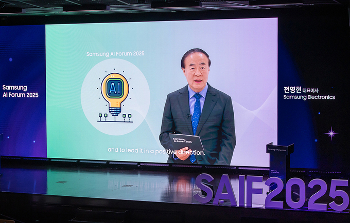 '삼성 AI 포럼 2025'에서 전영현 삼성전자 대표이사(부회장)이 개회사를 하고 있다. (사진=삼성전자 제공)