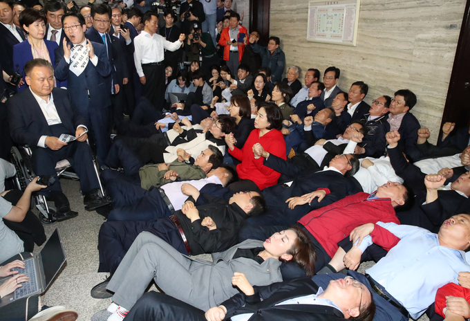  2019년 4월 26일 당시 국회 회의실 앞에 드러누워 진입 막는 자유한국당 의원과 보좌진. (사진=연합뉴스)