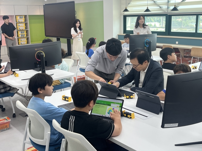  15일 임태희 경기도교육감이 선단초등학교에서 하이러닝 활용 음악 수업에 참여하고 있다. (사진=안규용 기자)