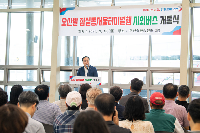 이권재 오산시장이 8135번 개통식에서 시민 한분 한분이 출·퇴근을 편리하게 변화하는 교통정책 펼칠것이라고 밝혔다. (사진=오산시 제공)