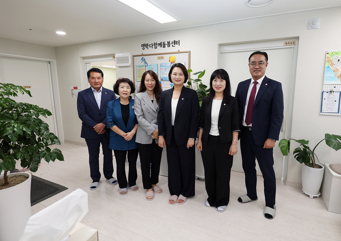 장명희(오른쪽 세 번째) 보사환경위원장과 위원들이 15일 명학다함께돌봄센터에서 의정활동을 한 뒤 기념촬영을 하고 있다. (사진=안양시의회 제공)