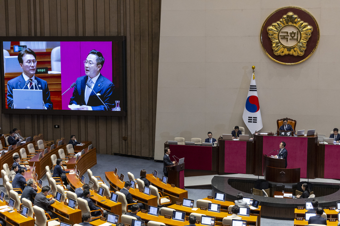 15일 국회에서 열린 정치에 관한 대정부 질문에서 박성준 더불어민주당 의원이 김민석 국무총리에게 질의를 하고 있다. (사진=연합뉴스)