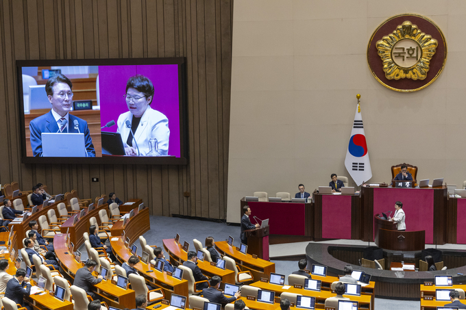 김민석 국무총리가 15일 국회에서 열린 정치에 관한 대정부 질문에서 임이자 국민의힘 의원의 질문에 답하고 있다. (사진=연합뉴스)