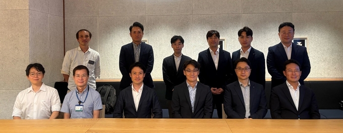 지난 10일 차대산 케이뱅크 CTO(앞줄 왼쪽 네번째)와 최재혁 케이뱅크 디지털자산TF장(뒷줄 왼쪽 네번째)을 비롯한 ‘팍스프로젝트’ 관계자들이 도쿄에서 진행된 팍스프로젝트 종료 보고회에서 기념 촬영을 하고 있다. (사진=케이뱅크 제공)