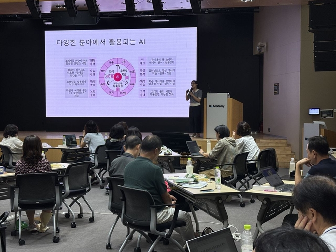  16일 경기도교육청이 LH인재개발원에서 도내 중등 교감 50명을 대상으로 ‘2025 학교경영자 대상 실행중심 인공지능(AI)·디지털 직무연수(3기)’ 개강식을 개최했다. (사진=경기도교육청 제공)