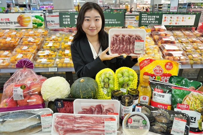 롯데마트가 추석을 앞두고 장바구니 물가 부담 완화를 위해 주요 신선 먹거리와 제수용품을 특가로 판매하는 ‘초절약 쇼핑대전’을 진행한다. (사진=롯데마트 제공)