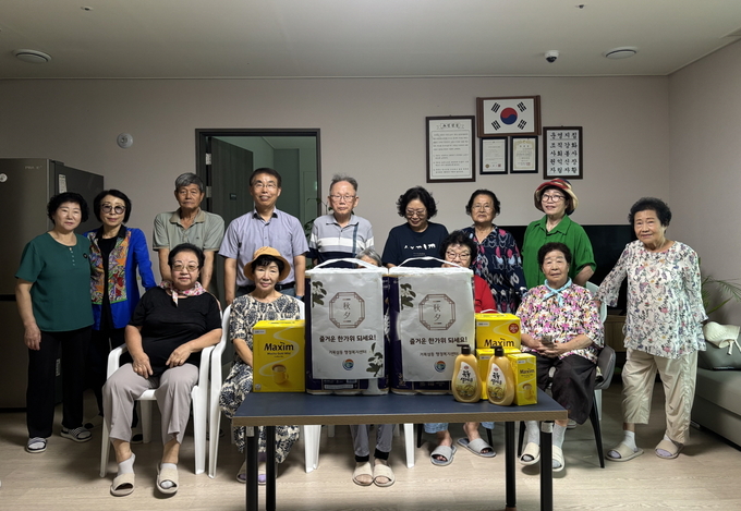시흥시 거북섬동 행정복지센터는 추석을 앞둔 지난 15일 관내 호반써밋더프라임 아파트 경로당을 방문해 어르신들에게 위문품을 전달했다. (사진=시흥시 제공)