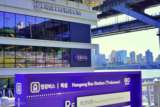 BBQ가 정식 운항에 들어가는 ‘한강버스’의 주요 선착장 5곳에 매장 오픈을 마치고 본격적인 고객 맞이에 나선다. (사진=제너시스BBQ 그룹 제공)