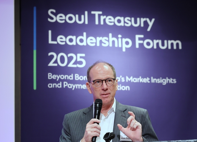 지난 16일 서울 중구 호텔신라에서 SC제일은행이 주최한 ‘Seoul Treasury Leadership Forum 2025’에서 마크 트라우트만(Mark Troutman) SC그룹 무역금융 기업영업 총괄 헤드가 환영사를 하고 있다. (사진=SC제일은행 제공)