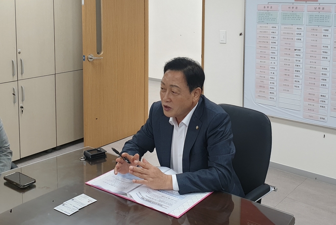 김선교(여주양평) 국민의힘 경기도당 위원장이 17일 수원 국민의힘 경기도당사에서 열린 기자간담회에서 취재진의 질문에 답변을 하고 있다. (사진=나규항 기자)