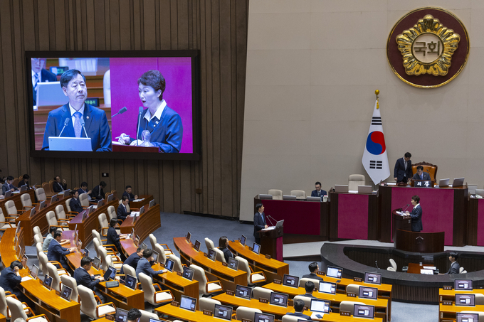 이언주 더불어민주당 의원이 17일 국회 본회의에서 열린 경제에 관한 대정부 질문에서 구윤철 경제부총리 겸 기획재정부 장관에게 질문하고 있다. (사진=연합뉴스)