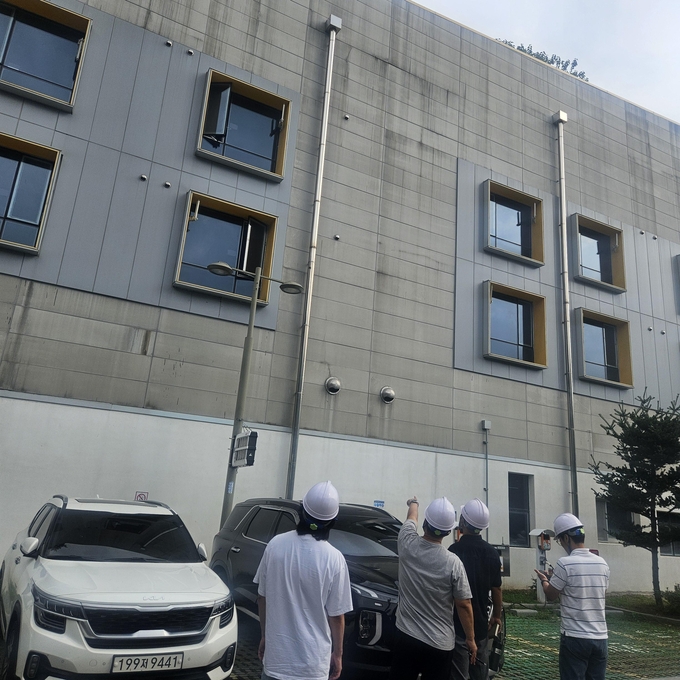 남양주도시공사가 낙하물 등 안전사고 발생에 대비해 관할 시설 대상으로 특별 안전점검을 실시했다. (사진=남양주도시공사 제공)