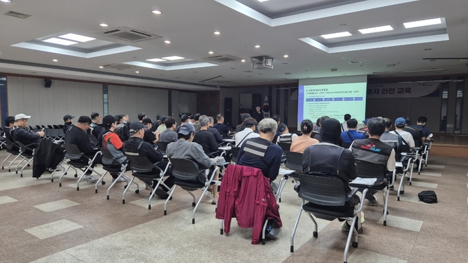 김포시가 안전문화 확산을 위한 배달 노동자들의 안전교육을 실시하고 있다. (사진 =김포시 일자리 정책과 제공)