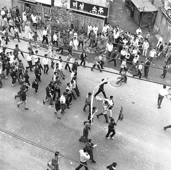  1964년 6월 3일 한일회담을 반대하는 대학생 등이 벌인 6·3 항쟁. (사진=한국정책방송원 제공)