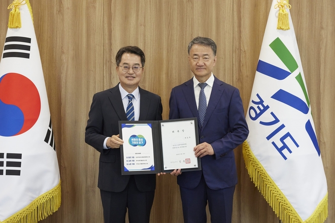 김동연 경기도지사가 18일 경기도청 집무실에서 박능후 신임 도정자문위원장에게 위촉장을 수여하고 있다. (사진=경기도 제공)