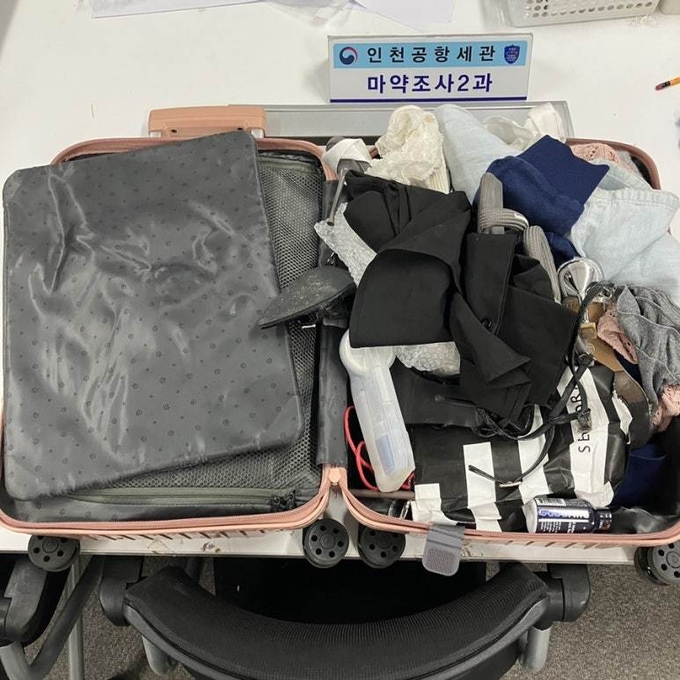 인천공항세관이 지난 4월 캄보디아발 항공 특송화물인 여행가방 속 파우치와 밑바닥에서 발견된 마약. ( 사진=인천공항세관 제공 )