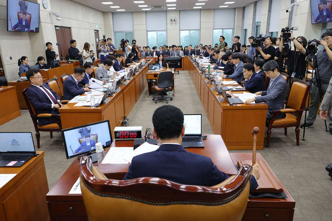 지난 17일 국회에서 열린 행정안전위원회 전체회의에서 신정훈 위원장이 의사봉을 두드리고 있다. (사진=연합뉴스)