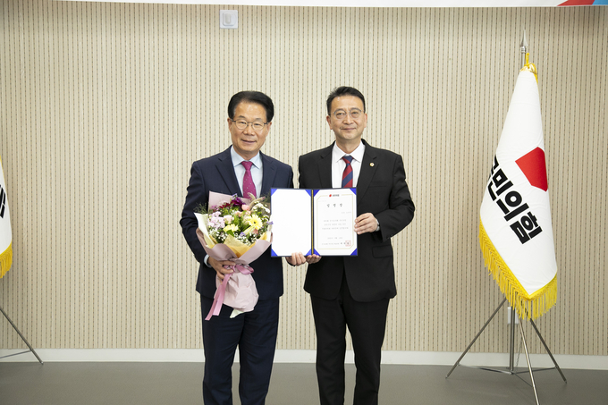 백현종(구리1·오른쪽) 경기도의회 국민의힘 대표의원과 유영두(국힘·광주1) 경기도의원이 18일 열린 ‘남한산성 위령비 사업 추진 특별위원회’에서 기념촬영을 하고 있다. (사진=경기도의회 제공)
