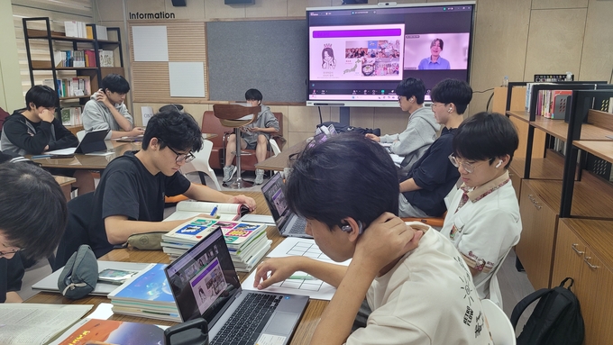 신성고 학생들이 안양과천교육지원청의 온라인 국제교류 프로그램에 참가하고 있다. (사진=안양과천교육지원청 제공)