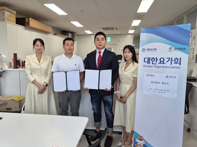김시아 을지대학교 교수(왼쪽 첫번째), 김진길 대한요가회 홍보위원장(왼쪽 두번째), 김준수 을지대학교 교수(오른쪽 두번째), 조한솔 을지대학교 교수(오른쪽 첫번째)가 18일 ‘요가 및 생활체육 분야의 전문인력 양성과 저변 확대를 위한 업무협약(MOU)’을 체결한 뒤 기념사진을 찍고 있다. ( 사진 = 을지대학교 제공 )