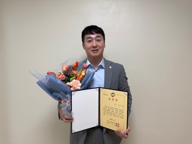 파주시의회는 손성익 의원이 노동자의 권익 신장 및 산업안전 증진에 기여한 공로를 인정받아 한국노동조합총연맹으로부터 표창을 전달받았다. (사진=파주시의회 제공)