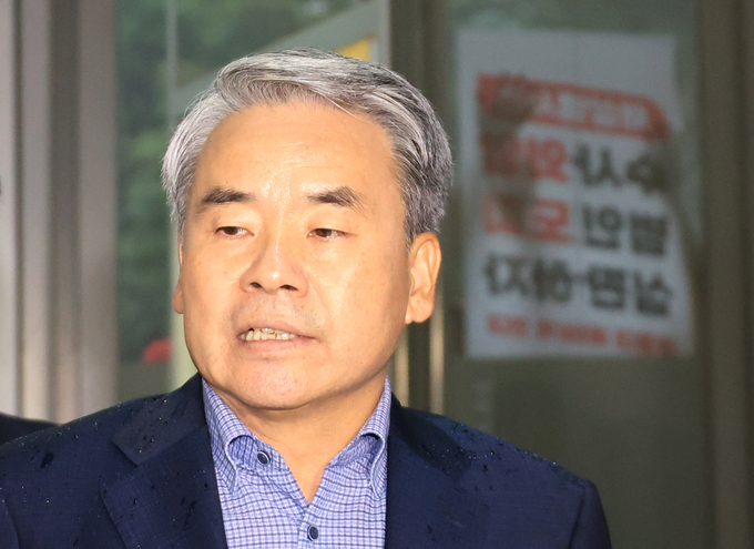 지난 17일 이종섭 전 국방부 장관이 서울 서초구 순직해병 특검(이명현 특별검사) 사무실에서 열린 '호주 도피성 출국' 의혹 관련 참고인 조사에 출석하며 취재진의 질문에 답하는 모습. (사진=연합뉴스)