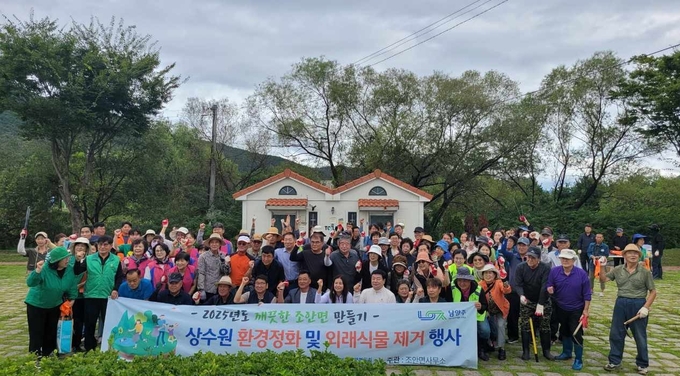 물의정원 일대에서 북한강변 자연생태계 보전 위한 환경 정화 활동. (사진=남양주시 제공)