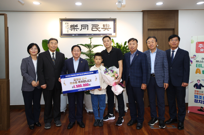 주광덕 남양주시장이 시장 집무실에서 제40회 세계 청소년 바둑선수권대회 주니어부(U-12)에서 우승을 차지한 김정현 선수에게 포상금 150만 원을 전달했다. (사진=남양주시 제공)