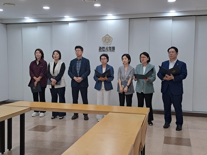 과천시 정치인들이 신천지 종교시설 용도변경 반대 공동 의견서를 발표하고 있다.(사진=이상범기자)