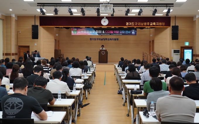 ‘2025년 하반기 교육행정실장 회의 및 디지털 역량 강화 연수’에서 서은경 교육장이 인사말을 하고 있다. (사진=구리남양주교육지원청 제공)