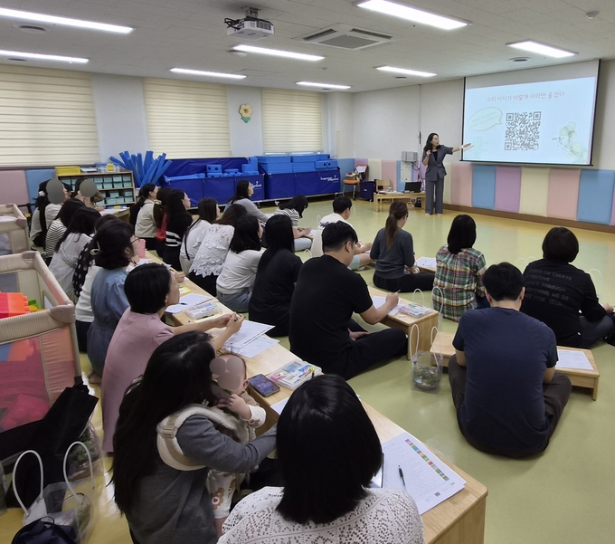 과천갈현초등학교병설유치원이 19일 운영한 'THE 성장' 공개수업에 참여한 학부모들이 인성교육 연수를 듣고 있다. (사진=안양과천교육지원청 제공)