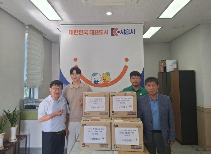 원진실업은 지난 18일 시흥시 매화동 행정복지센터에 추석맞이 명절선물세트(60만 원 상당)를 기탁했다. (사진=시흥시 제공)