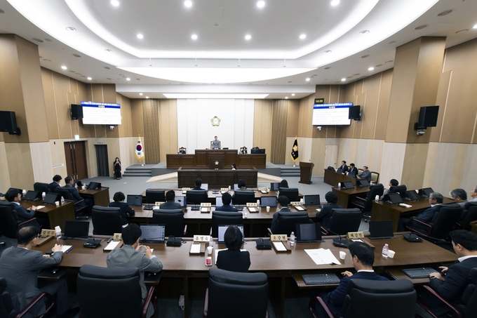 김포시의회 임시회에서 김종혁 의장이 동료 의원들에게 인사를 건네고 있다. (사진=김포시의회 제공)