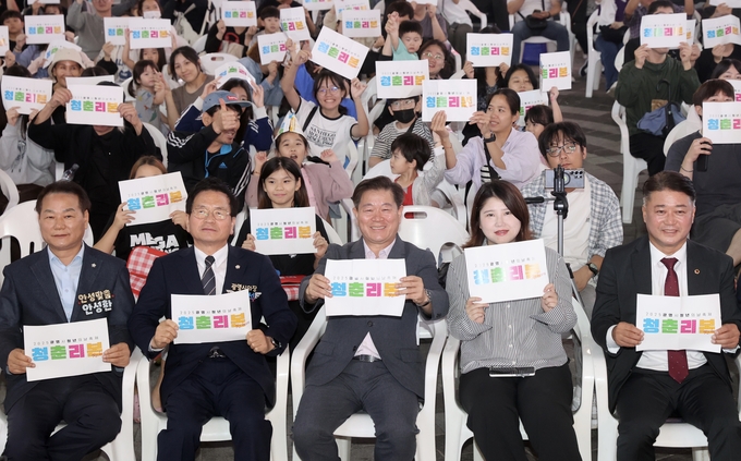 광명시는 지난 20일 철산상업지구 광장과 청년동에서 열린 ‘2025 청년의 날 축제 청춘:Re;born(리본)’이 1천여 명의 시민과 청년이 함께한 가운데 성황리에 마무리됐다. (사진=광명시 제공)