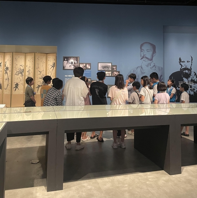경기도박물관 전시 관람 모습. (사진=경기문화재단 제공) 