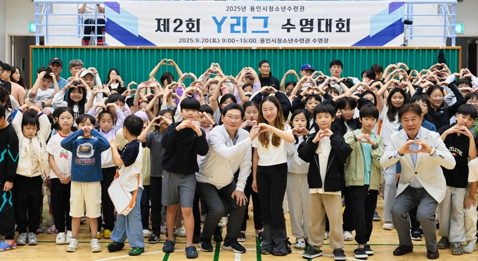 용인특례시는 이상일 시장이 지난 20일 용인시청소년수련관에서 열린 ‘2025년 제2회 용인시청소년수련관 Y리그 수영대회’에 참석해 참가자들을 격려했다. (사진=용인시 제공)