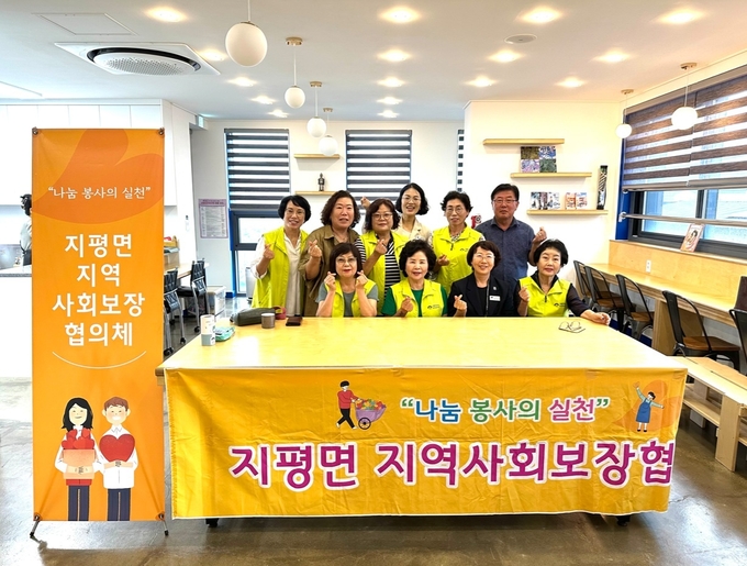양평군 지평면 지역사회보장협의체가 지난 17일 청소년 휴카페 '날개'에서 학생들을 위한 간식 나눔 봉사활동을 실시했다. (사진=양평군 지평면 제공)