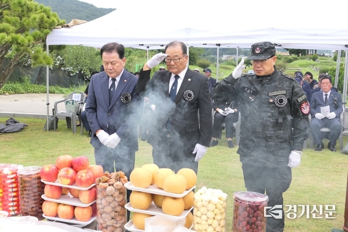 18일 안성시 사곡동 사곡 국가관리묘역에서 제4회 호국영령 위령제가 봉행되고 있다. (사진=정성우 기자)