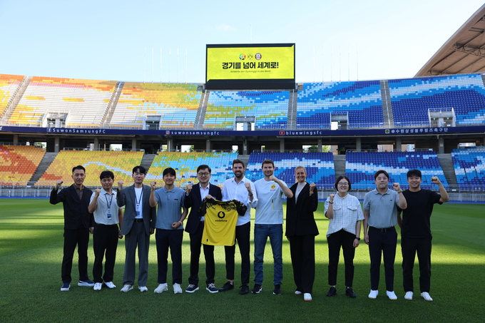 18일 수원월드컵경기장에서 경기도수원월드컵경기장관리재단, 보루시아 도르트문트 아카데미 관계자들이 기념사진을 찍고 있다. (사진=경기도수원월드컵경기장관리재단 제공)