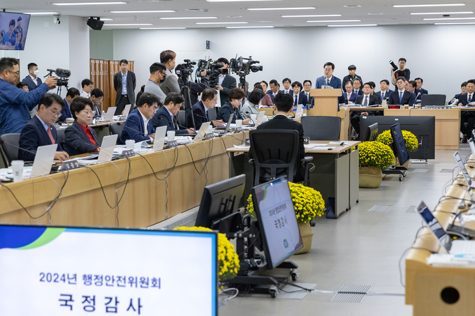 지난해 10월 14일 오전 경기도청 4층 율곡홀에서 열린 2024 행정안전위원회 국정감사에서 김동연 경기도지사가 답변을 하고 있다. (사진=경기도 제공)