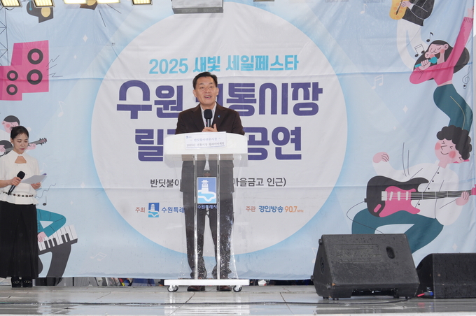  19일 이재준 수원시장이 '수원 전통시장 릴레이마케팅' 행사에서 인사하고 있다. (사진=수원시 제공)