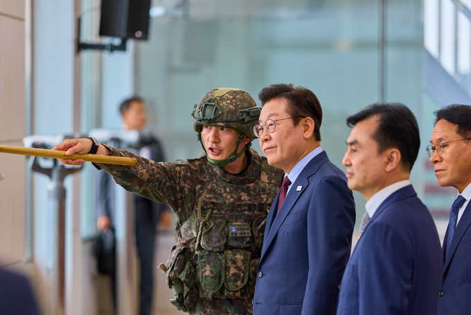 이재명 대통령이 지난 12일 강원도 화천 7사단에서 군 관계자의 설명을 듣고 있다.(사진=연합뉴스)