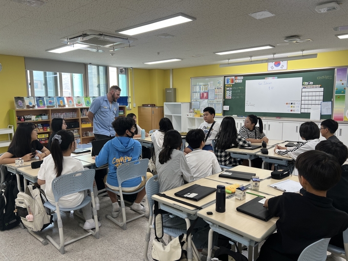  경기도교육청국제교육원이 운영하는 '찾아가는 세계시민교육'에서 학생들이 수업을 듣고 있다. (사진=경기도교육청국제교육원 제공)