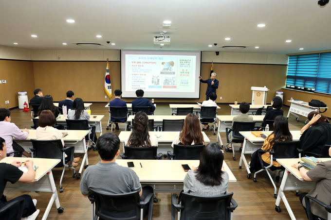 의왕시의회 시의원들과 의회사무직원들이 반부패·청렴교육을 받고 있다. (사진=의왕시의회 제공)
