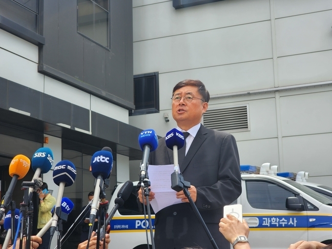  '아리셀 공장 화재 사고' 이튿날인 지난해 6월 25일 박순관 아리셀 대표가 현장에서 사과문을 발표하는 모습. (사진=박진석 기자)
