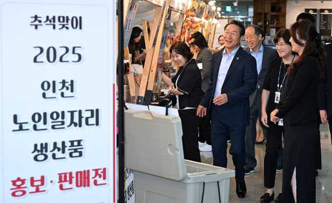 유정복 인천광역시장이 지난 19일 시청 중앙홀에서 열린 '추석맞이 2025 인천 노인일자리 생산품 홍보·판매전'에서 관계자들을 격려하고 있다. ( 사진=인천시 )
