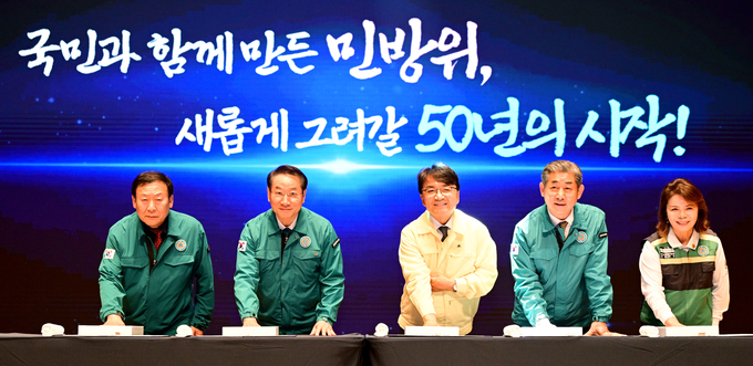 유정복 인천광역시장이 22일 송도 글로벌캠퍼스 대강당에서 열린 '제50주년 민방위대 창설 기념행사'에서 핸드프린팅을 하고 있다. ( 사진=인천시 )