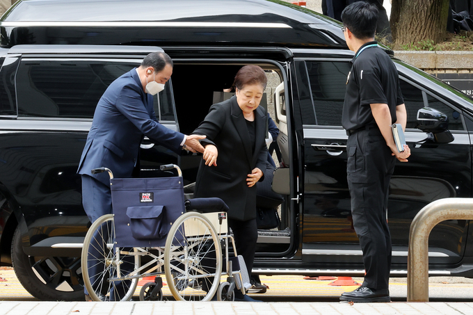  윤석열 정권과 통일교가 연관된 '정교유착 국정농단' 의혹을 받는 한학자 통일교 총재가 22일 서울중앙지법에서 구속 전 피의자 심문(영장실질심사)을 받기 위해 출석하고 있다. (사진=연합뉴스)