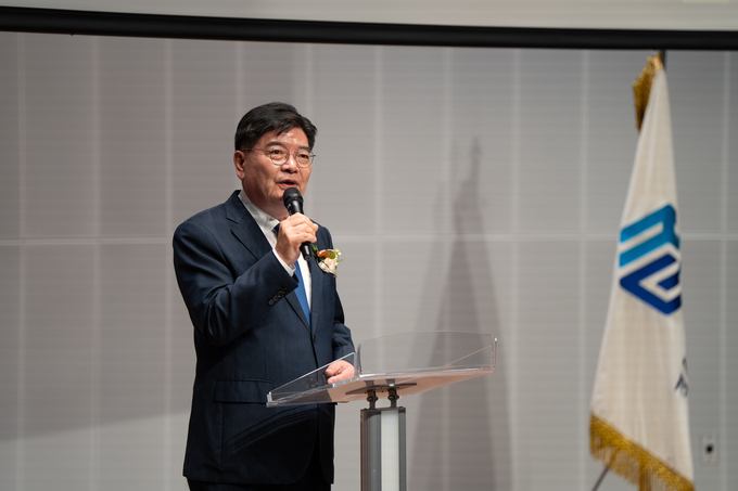 김용진 경기주택도시공사(GH) 사장이 22일 수원 광교 GH 본사에서 열린 제13대 사장 취임식에서 취임사를 하고 있다. (사진=GH 제공)